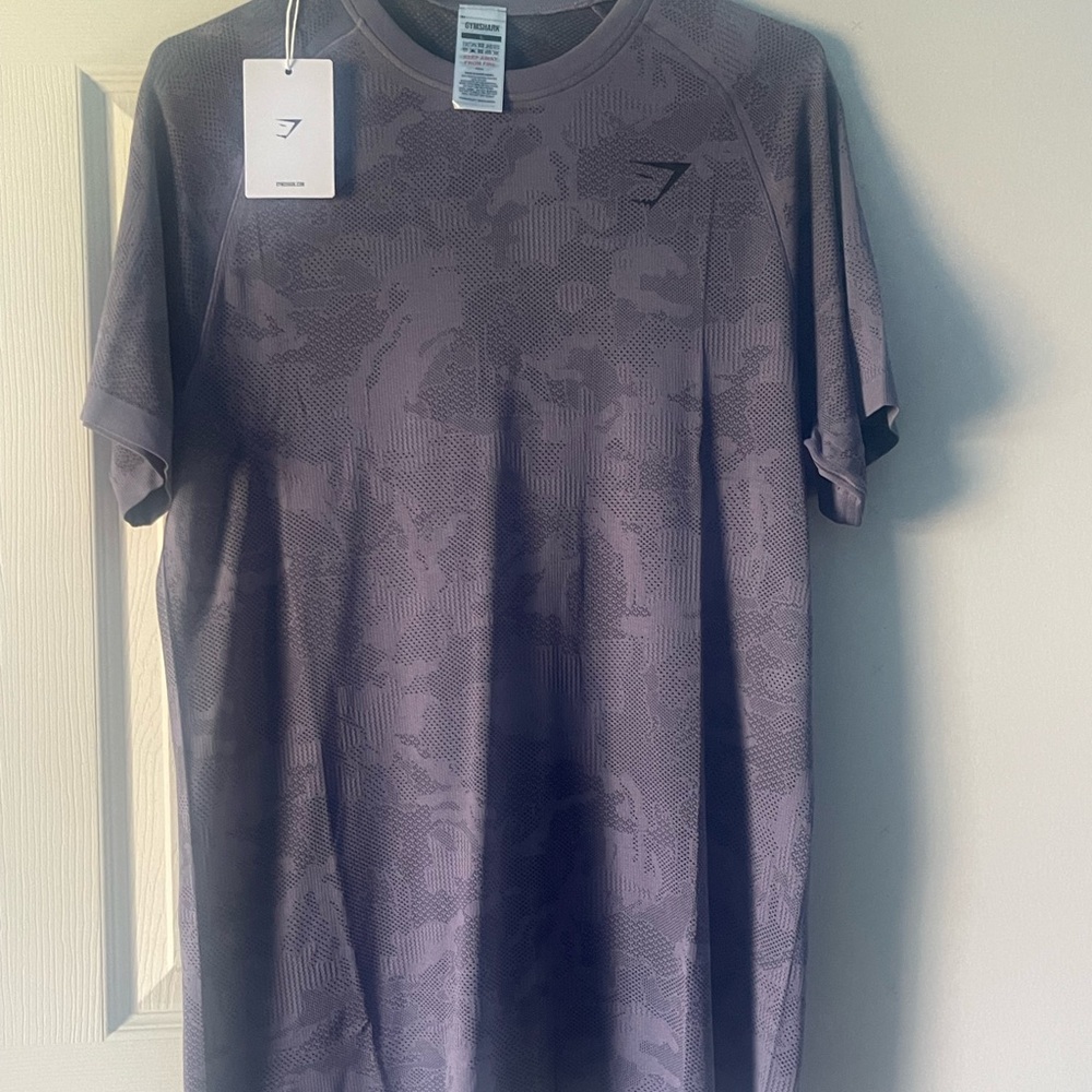 Gymshark, T-shirt, light purple, Size large. Slim fit.